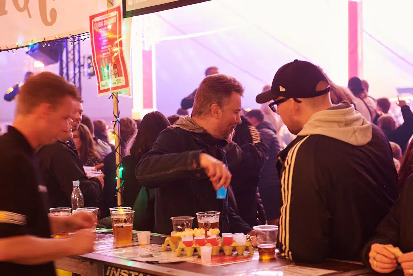 Mange kommer også for de festlige timer, der varer til klokken 2 om natten. Foto: Hjallerup Marked