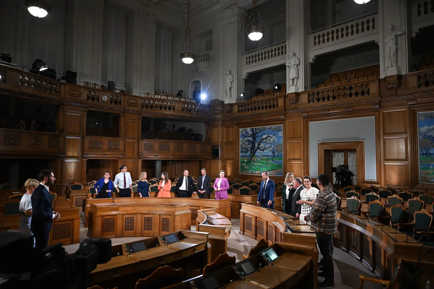 Efter folkeafstemningen tørnede partilederne sammen til debat i folketingssalen. 11 ud af 14 partier har agiteret for at afskaffe forsvarsforbeholdet, mens tre - Dansk Folkeparti, Enhedslisten og Nye Borgerlige - har anbefalet af stemme nej. Philip Davali/Ritzau Scanpix