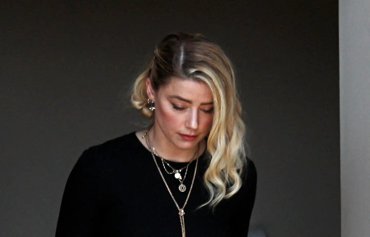 Amber Heard forlader retten efter at have tabt sagen med sin eksmand Johnny Deep. REUTERS/Tom Brenner