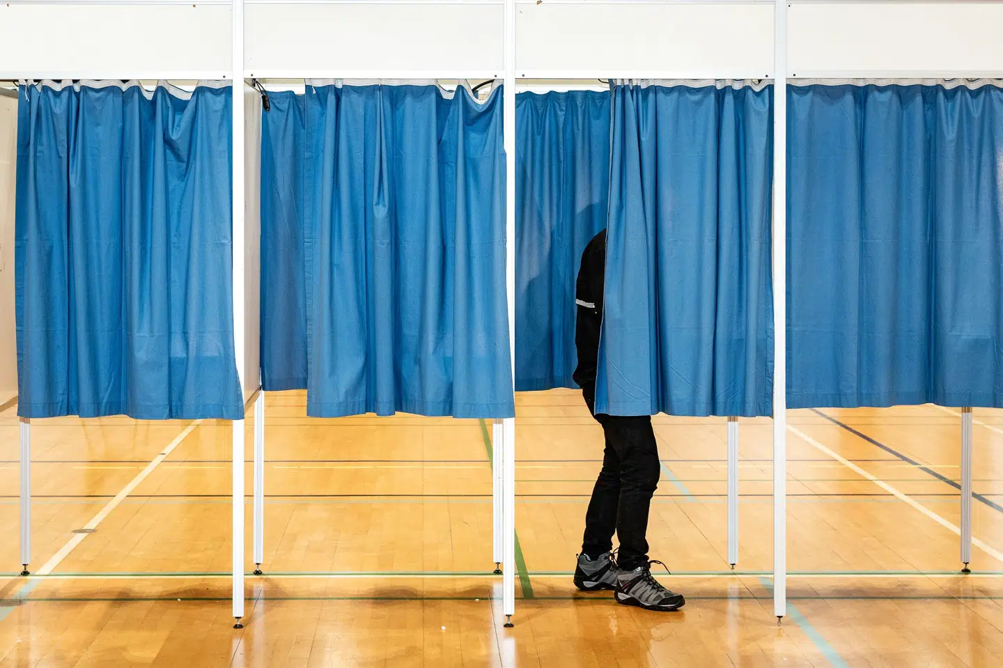 Der er god plads i stemmeboksene til dem, der vil stemme om forsvarsforbeholdet. Valgdeltagelsen ser ikke ud til at nå så højt op som ved afstemningen om retsforbeholdet i 2015. Emil Helms/Ritzau Scanpix