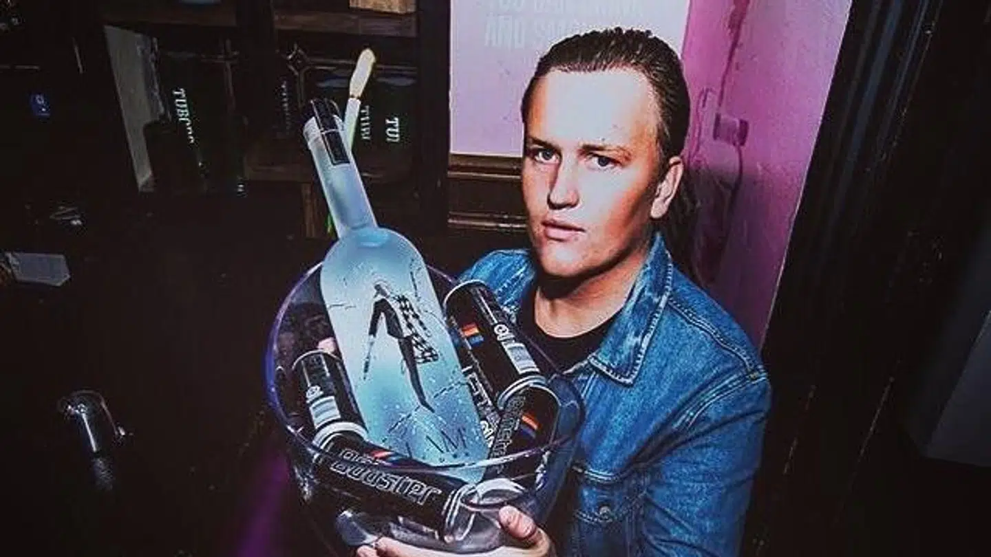 Mathias Vittrup, der ejer Ghost Bar & Natklub i Middelfart, ærgrer sig over, at diskoteket er idømt en bøde på 80.000 kroner for ulovlige reklamer om alkohol til unge under 18 år. Nu overvejer han, om dommen skal ankes.