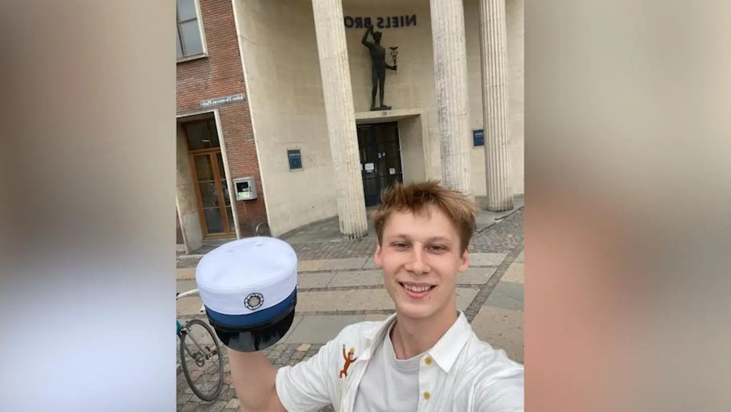 Villads Sosinski Leth foran sit gymnasium Niels Brock.