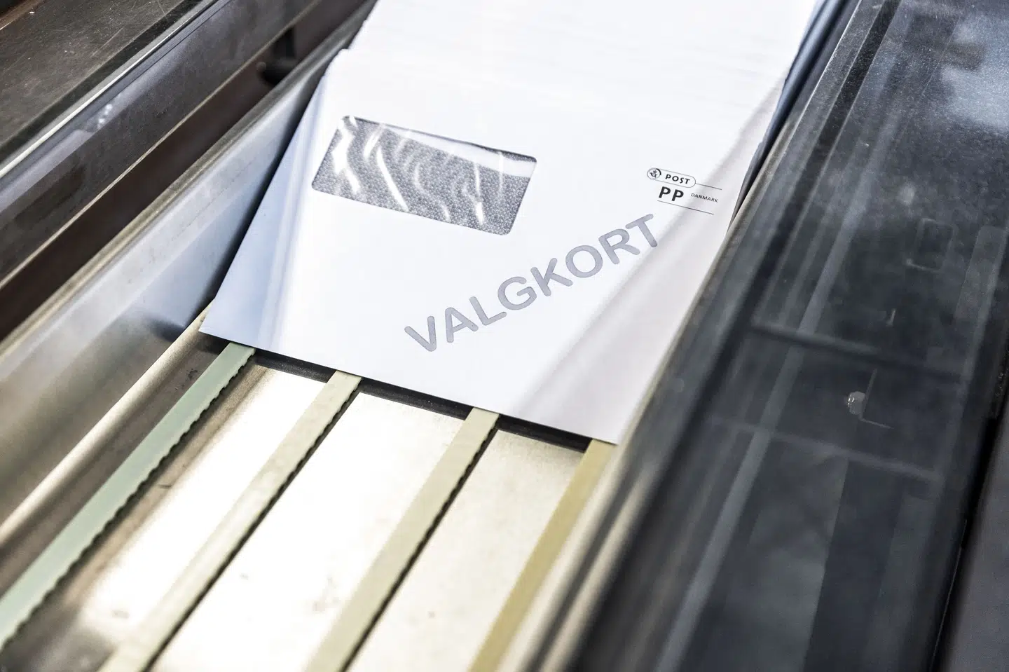 I alt 4.262.439 personer kan være med til at stemme om forsvarsforbeholdet. De kan onsdag veksle valgkort til en stemmeseddel - modsat folketings- og kommunalvalg er der ikke partier at sætte kryds ved, men derimod et enkelt spørgsmål. Det letter optællingsarbejdet. (Arkivfoto). Olafur Steinar Rye Gestsson/Ritzau Scanpix