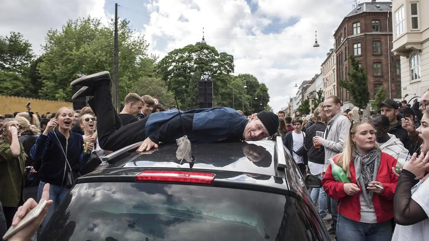 Arkivfoto af en ung mand på taget af en bil under den berømte og berygtede gadefest Distortion, der er blevet rykket fra Rådhuspladsen til Vesterbro Passage.
