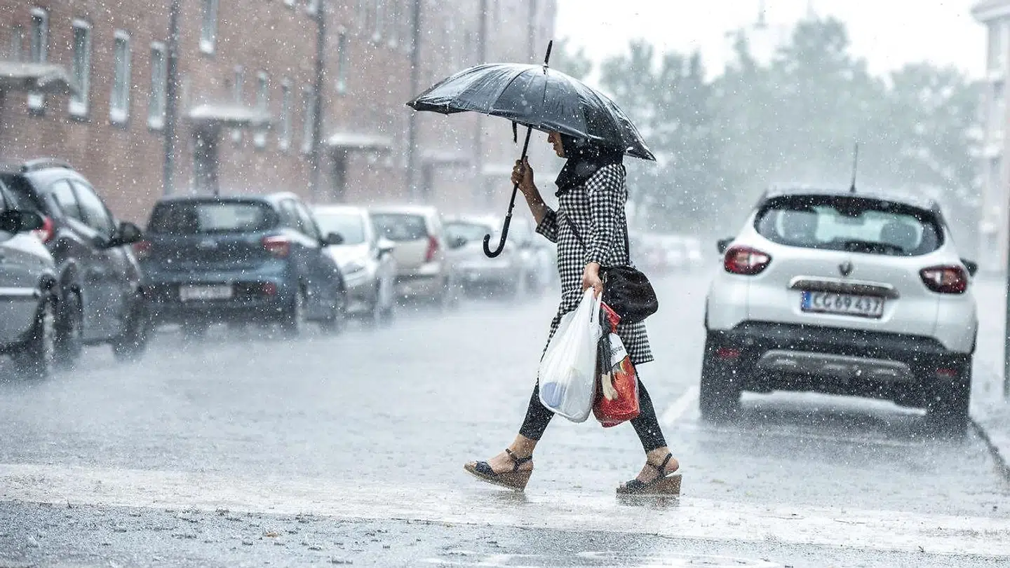 Kraftig regn over Aalborg om eftermiddagen, tirsdag 30. juli 2019. Torden og skybrudslignende regn gjorde Aalborgs gader til en udfordring.. (Foto: Henning Bagger/Ritzau Scanpix)