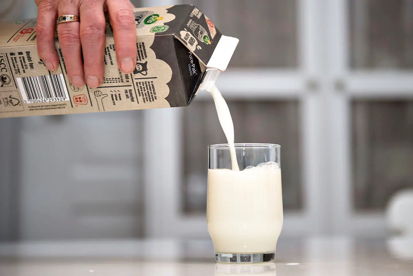 Prisen på en liter øko-skummetmælk ligger nu typisjk på 12,50 kroner. Snart kan prisen blive sat yderligere op.