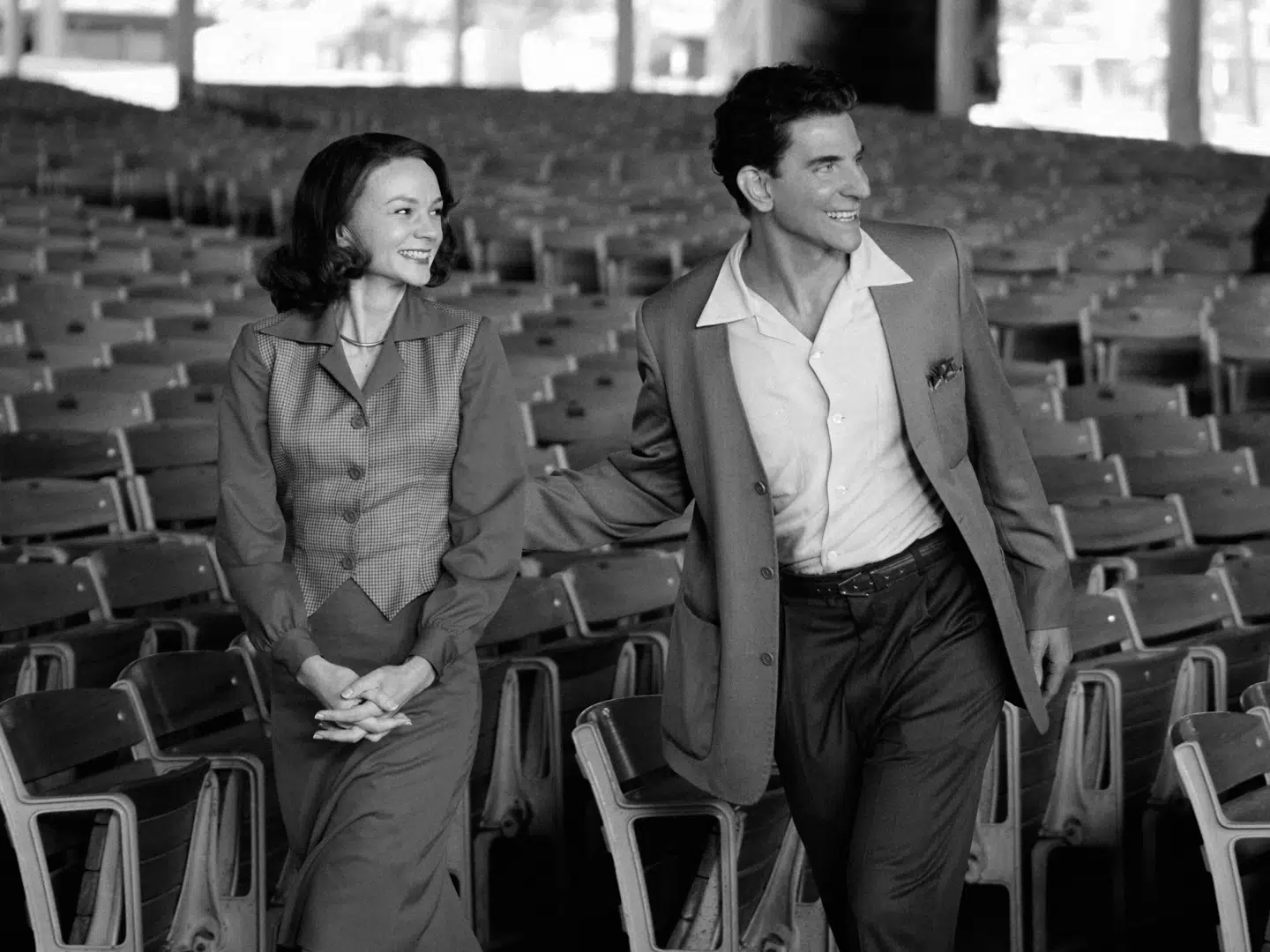 Bradley Cooper som en yngre udgave af Leonard Bernstein.