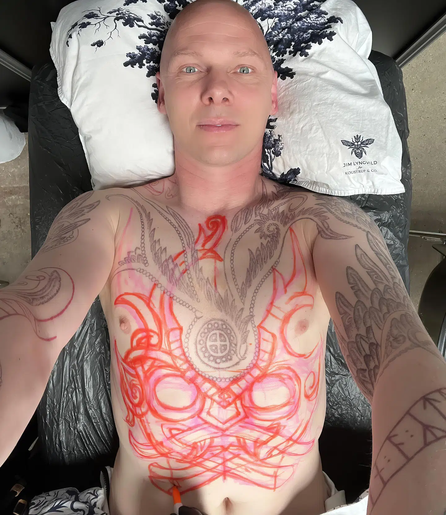 På hele sin brystkasse og mave har Jim Lyngvild nu fået tatoveret et maskemotiv, der skal beskytte ham mod ondskab udefra.