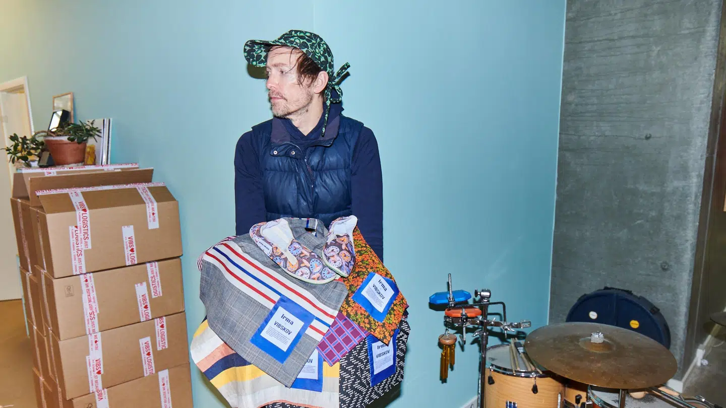Designer Henrik Vibskov har aldrig været bange for at lege med farver, mønstre og visuelle udtryk. Her ses nogle af hans nye stofposer, der er sat til salg i Irma. Foto: PR-foto