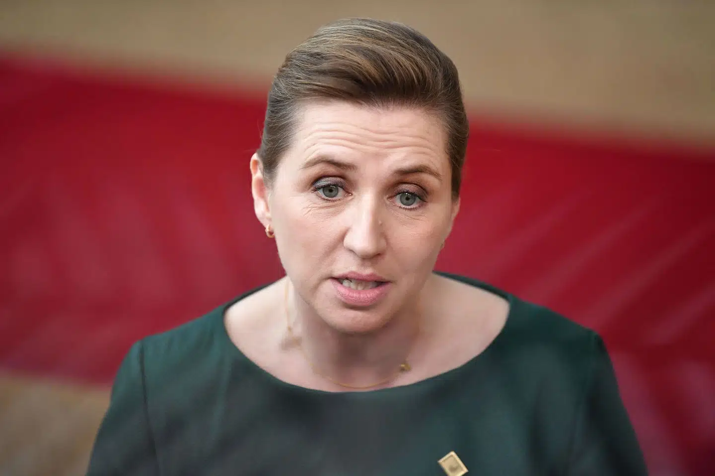 Statsminister Mette Frederiksen (S) mener, at energiselskabet Ørsted gør ret i at afvise det russiske krav om betaling for gas i rubler. Det siger hun på vej ind til ekstraordinært EU-topmøde i Bruxelles mandag. John Thys/Ritzau Scanpix