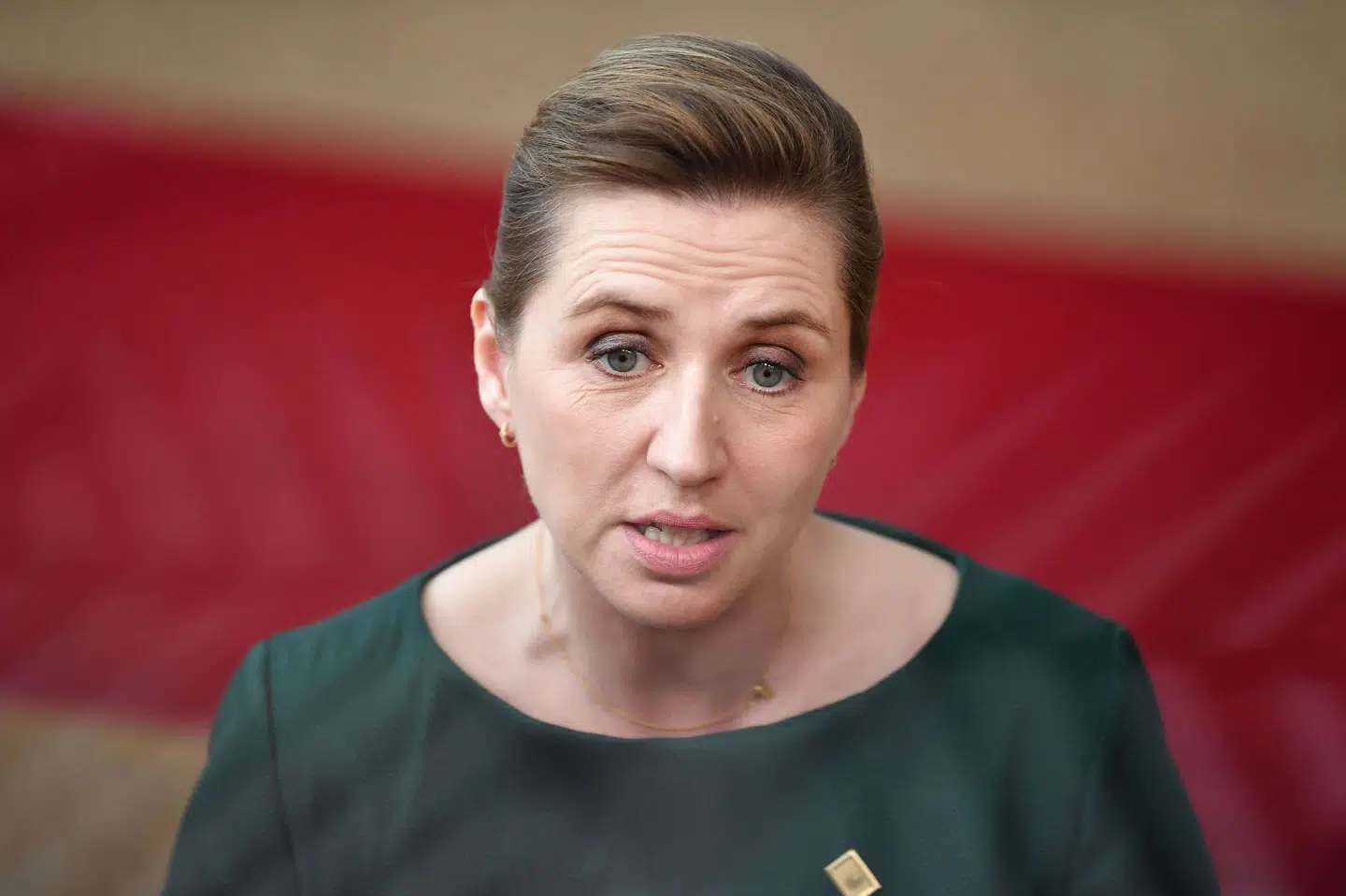 Statsminister Mette Frederiksen (S) mener, at energiselskabet Ørsted gør ret i at afvise det russiske krav om betaling for gas i rubler. Det siger hun på vej ind til ekstraordinært EU-topmøde i Bruxelles mandag. John Thys/Ritzau Scanpix