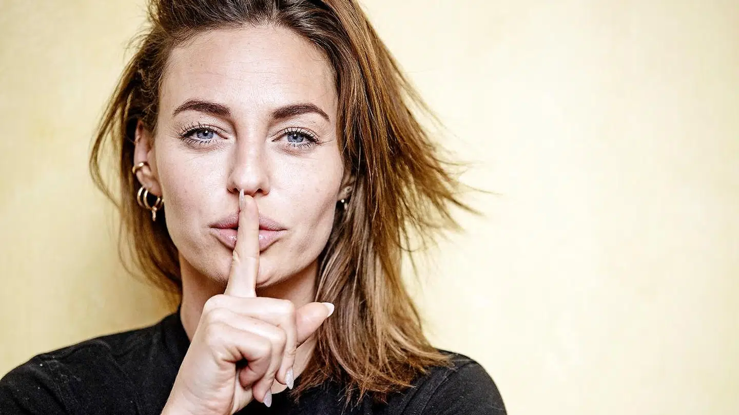 Sarah Grünewald er tv-vært og skuespiller, og nu også afsløret som Citron i 'Hvem holder masken?' - en hemmelighed, hun længe holdte overfor sin søn, selvom det var ubehageligt.