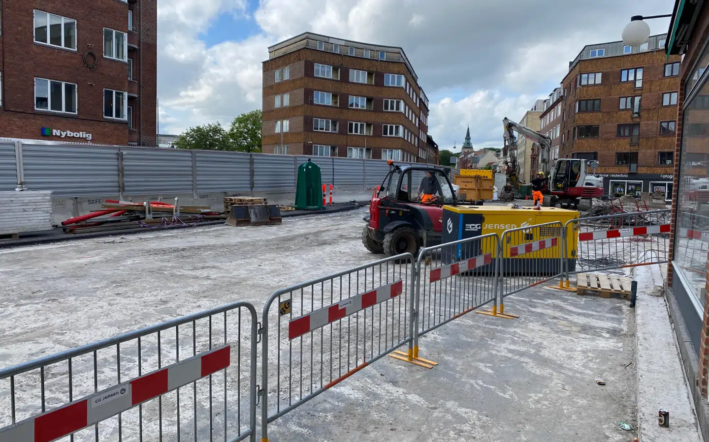 Byggepladsen, der er foran barens indgang.