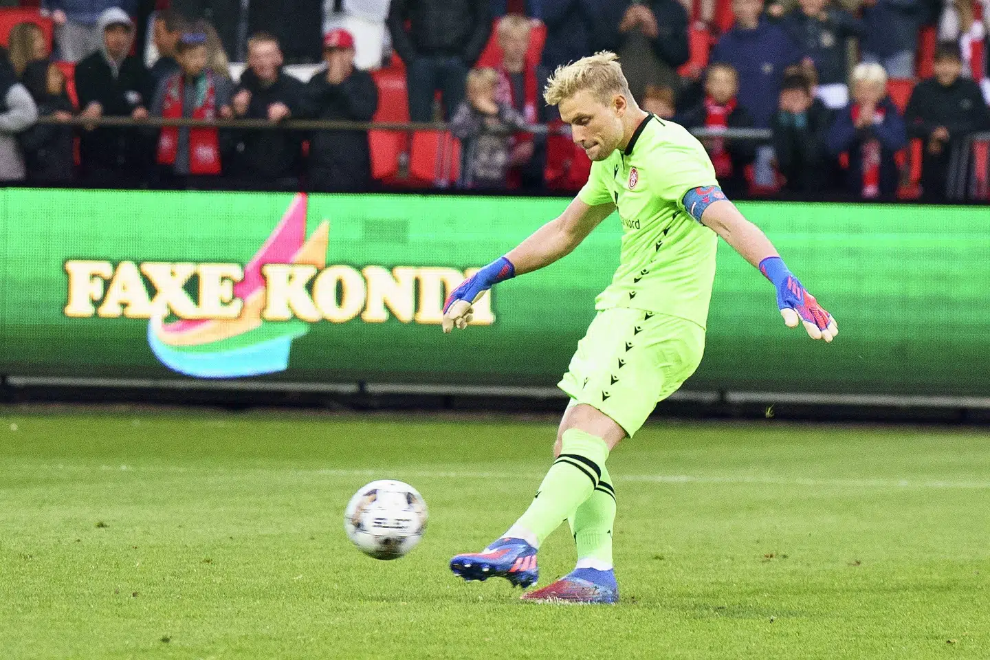 Målmand Jacob Rinne sparkede og brændte det første straffespark i AaB's nederlag til Viborg. Henning Bagger/Ritzau Scanpix