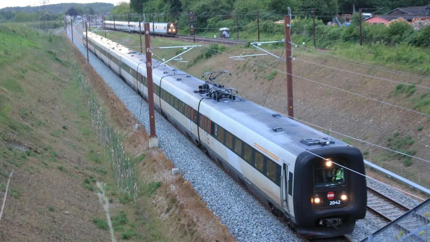 Her ses et tog holde stille på sporet nær Ringsted, efter en mand er ramt at toget og afgået ved døden. Foto: Presse-fotos.dk.