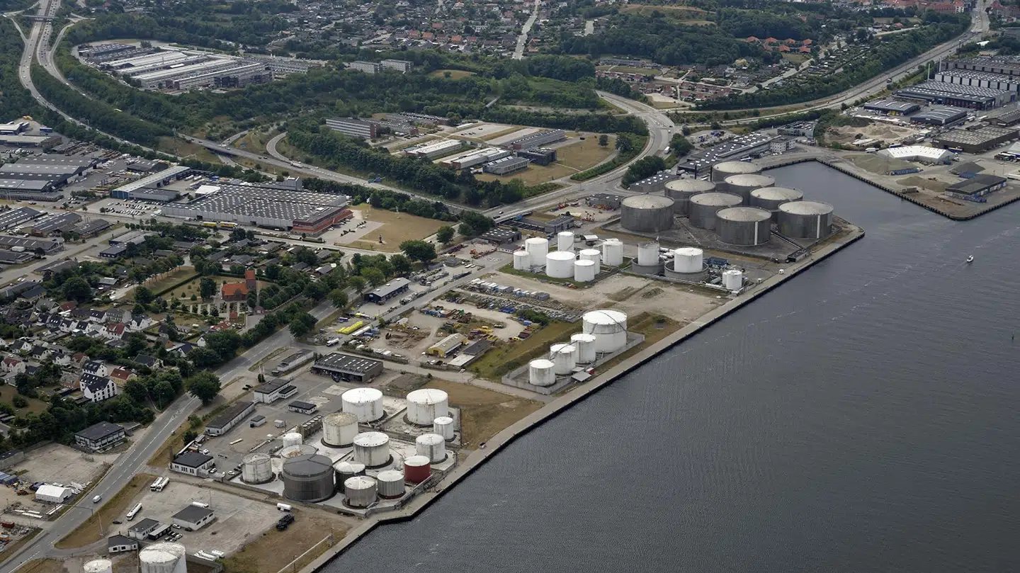 Aalborg Havns matrikel i centrum af byen, set fra luften. Til venstre kan man ane Limfjordsmotorvejen, der går under fjorden gennem tunnelen ved havnen. Foto: Aalborg Havn