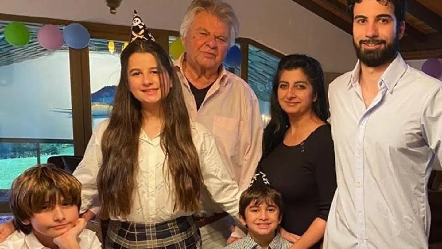 Christian Kjær og Susan Astani ses her i Schweiz sammen med Susans tre børn, Stella og Leon og Sam, samt parrets fælles søn Alexander.