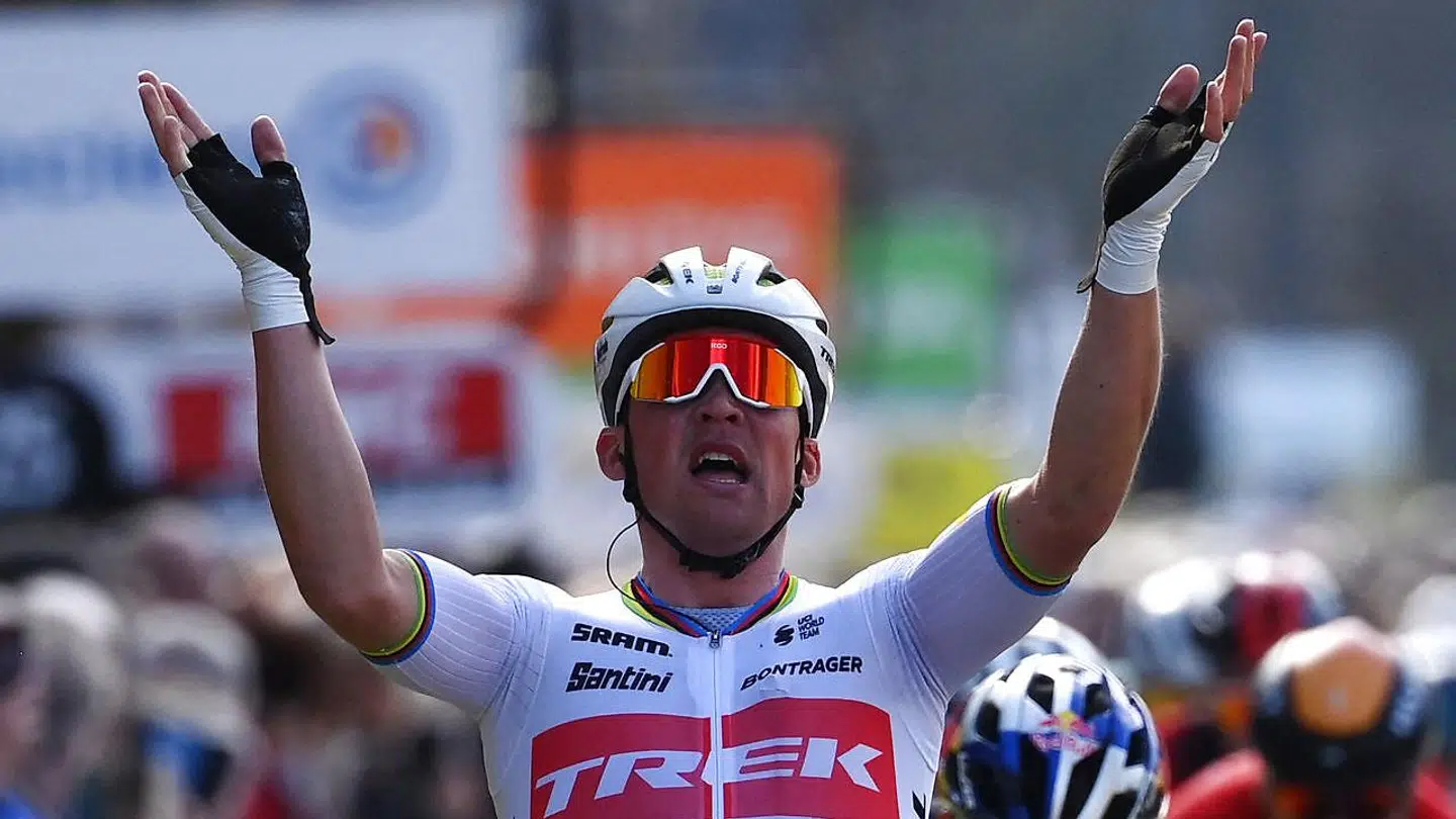 Mads Pedersen i triumf. Cykelrytteren har i flere år været i en strid med skat. Mads Pedersen ønsker at drive sin cykelkarriere som selvstændig – Skat mener, han er lønmodtager.