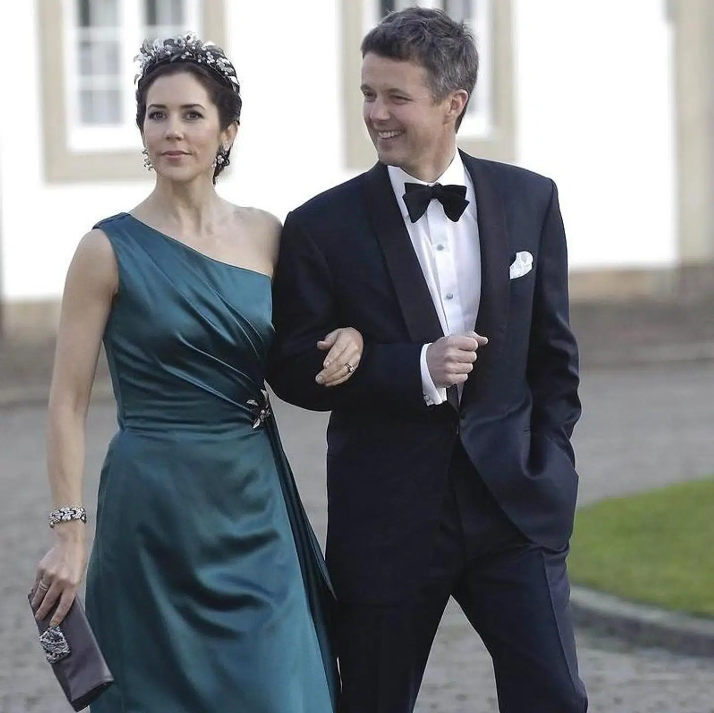 Kronprinsesse Mary har også gjort sig bemærket for at genbruge sit tøj. Her ses hun genbruge den kjole, hun bar ved sin forlovelse til Dronningens fødselsdag for et par år siden.