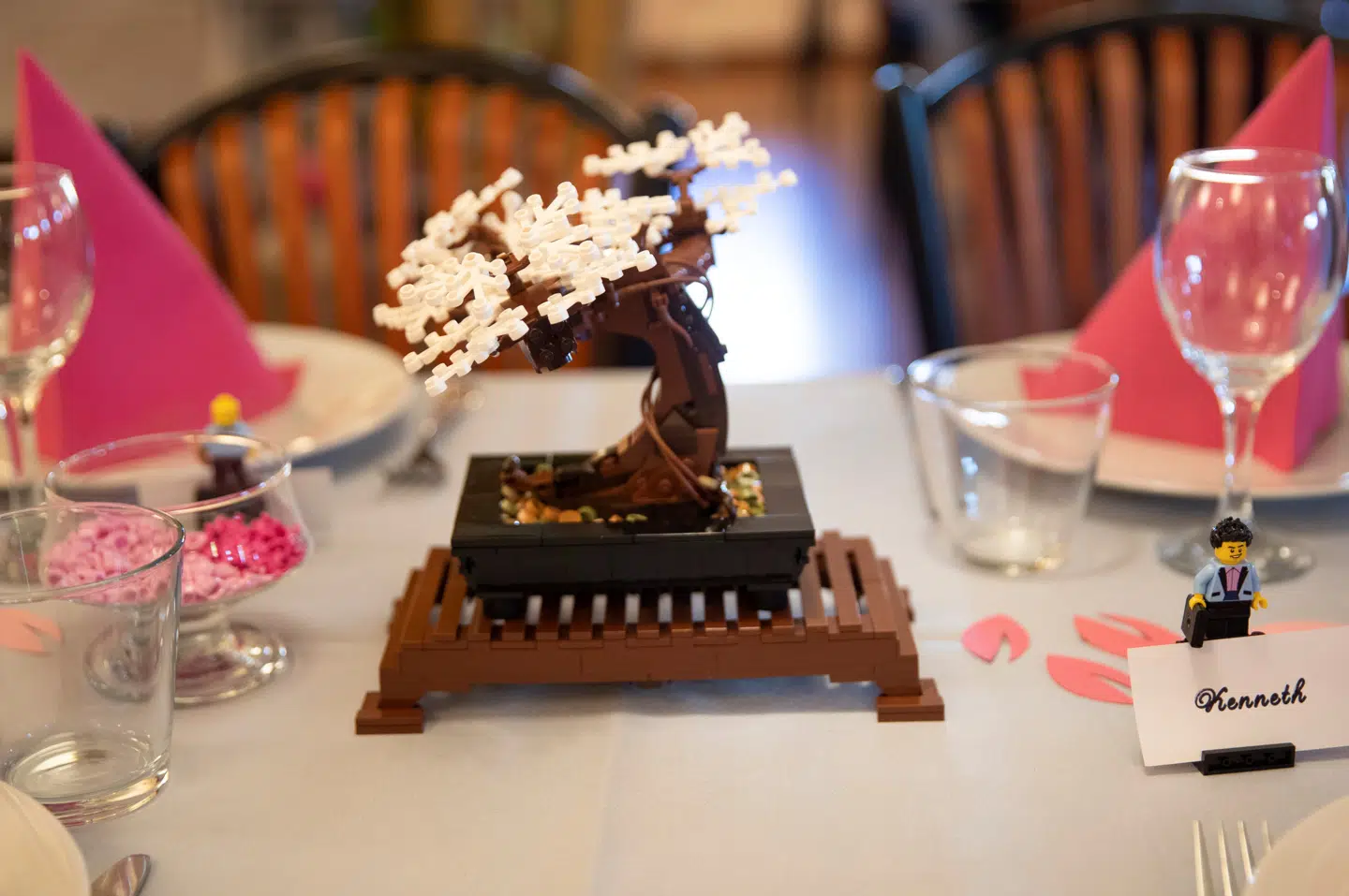 Lillian Korsgaard Johansen og Jimmi Johansen elsker begge Lego, og det kunne man i den grad se til deres bryllup 7. maj.