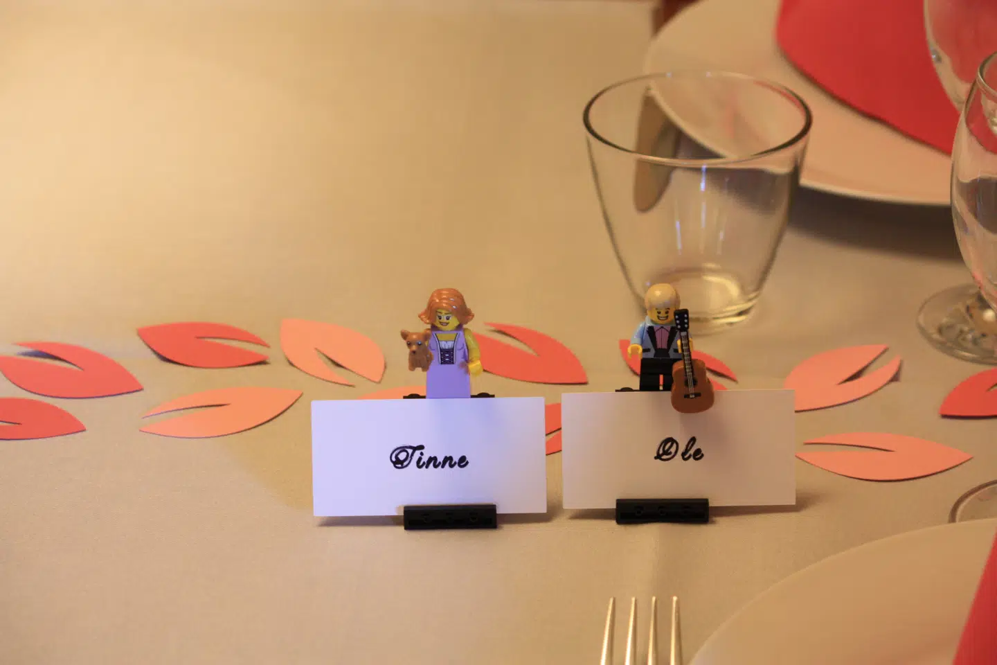 Lillian Korsgaard Johansen og Jimmi Johansen elsker begge Lego, og det kunne man i den grad se til deres bryllup 7. maj.