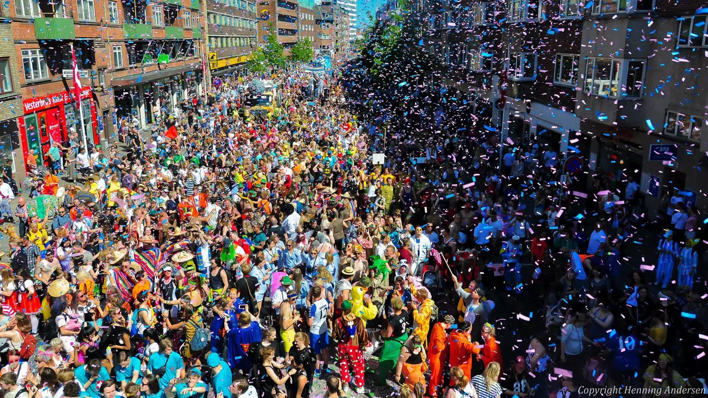 Det kommer til at påvirke både den offentlige transport, og muligheden for at komme gennem Aalborg C med bil, når op mod 100.000 mennesker fester i Aalborgs gader i dag.