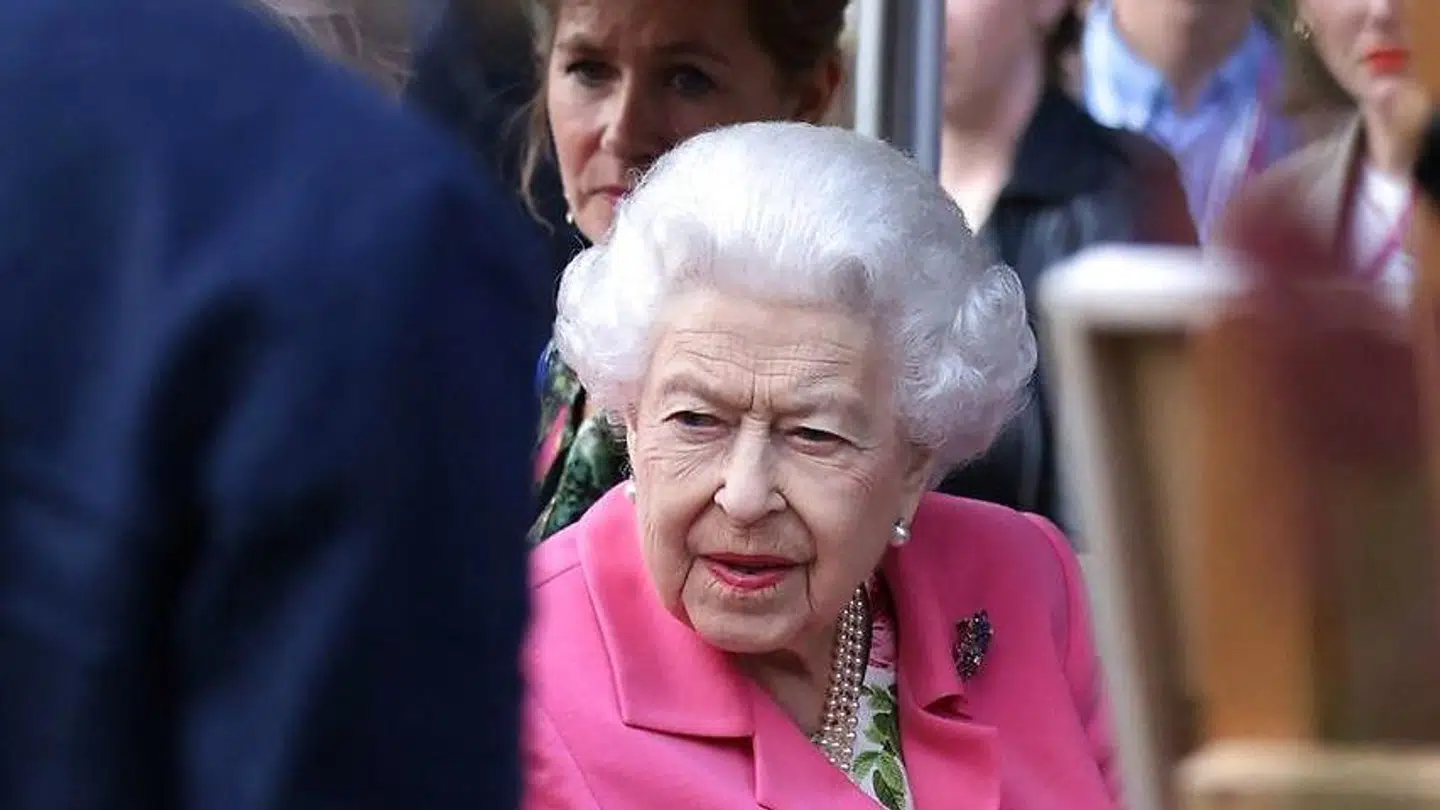 Dronning Elizabeth kan snart fejre sit jubilæum, men smiler kan forsvinde lidt, når hun tænker på den irske garde. (Photo by Dan Kitwood / POOL / AFP)