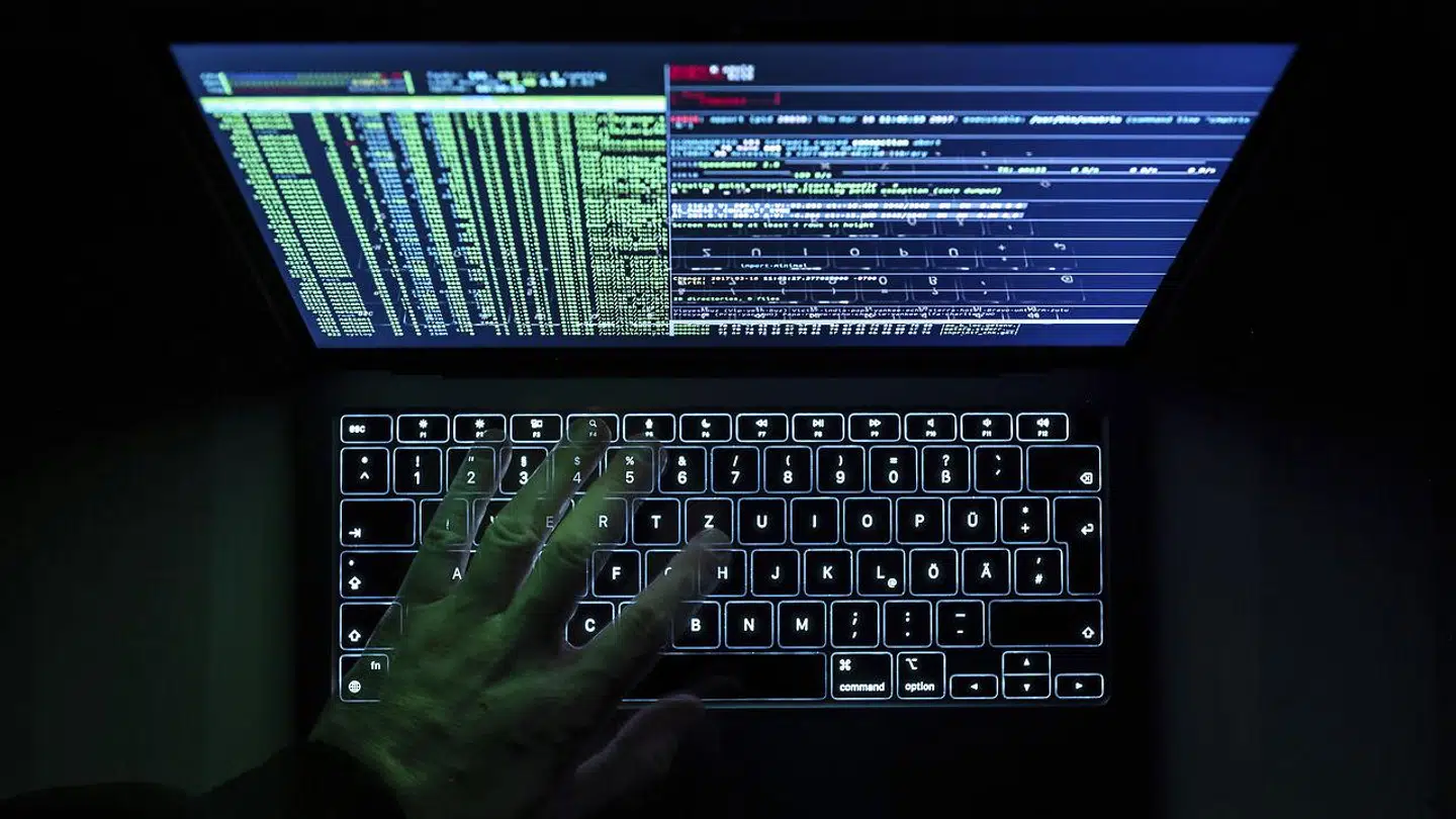 En mand, som er tidligere ansat ved politiet, er tiltalt for at have hacket sig til blufærdighedskrænkende og børnepornografisk materiale fra blandt andet politiets efterforskningsmateriale.