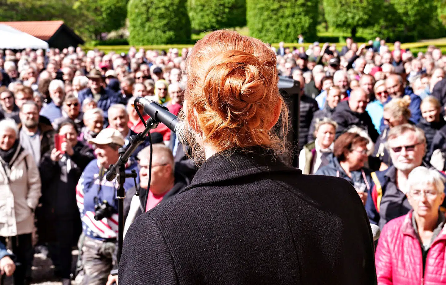 Inger Støjberg markerer afslutningen på de 60 dages ubetinget fængsel med en fest på Visborggaard Slot uden for Hadsund torsdag 26. maj 2022. Den tidligere minister blev dømt for overtrædelse af ministeransvarsloven i den såkaldte barnebrudssag og har afsonet på sin bopæl med fodlænke. På Facebook skriver Inger Støjberg, at alle er velkomne til kaffe, kage og fadøl som tak for støtte og opbakning. (Foto: Henning Bagger/Ritzau Scanpix)