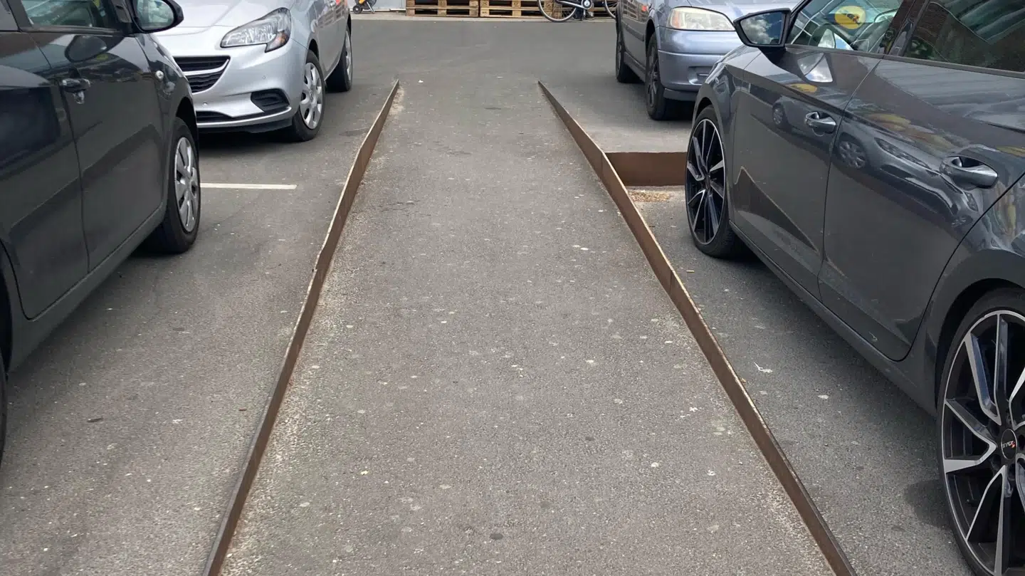 Det var på kanten, som kan ses på billedet, at Yvonne Christiansen snublede. Foto: Privatfoto