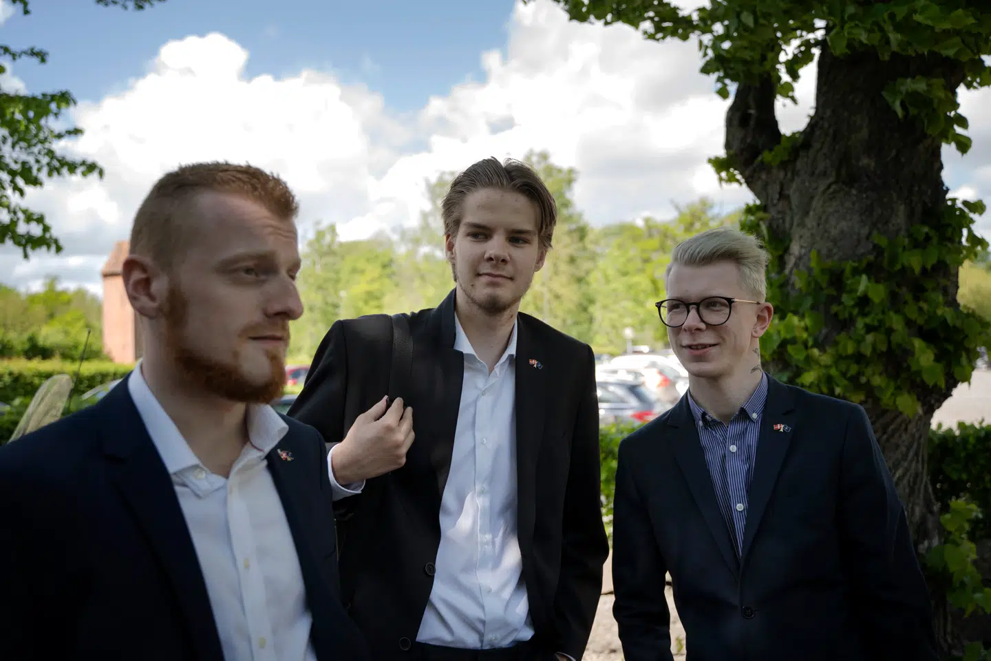 Medlemmer af DF Ungdom, der er dukket op til Støjbergs takkefet. Foto: Sarah Christine Nørgaard/BYRD.