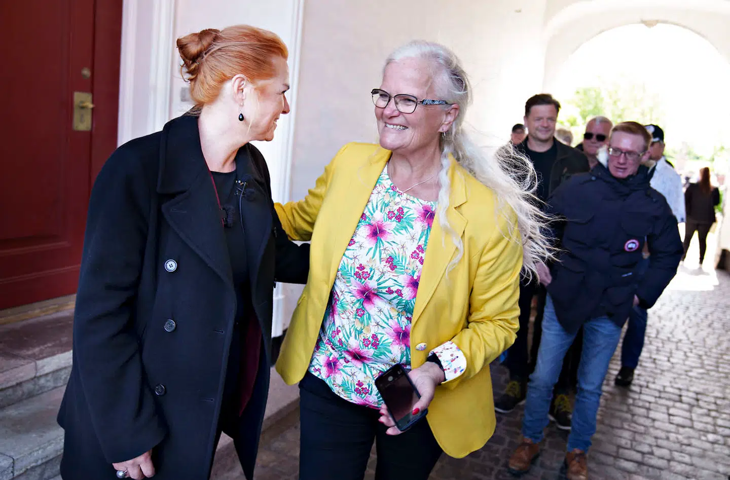 Inger Støjberg markerer afslutningen på de 60 dages ubetinget fængsel med en fest på Visborggaard Slot uden for Hadsund torsdag den 26. maj 2022. Den tidligere minister blev dømt for overtrædelse af ministeransvarsloven i den såkaldte barnebrudssag og har afsonet på sin bopæl med fodlænke. På Facebook skriver Inger Støjberg at alle er velkomne til kaffe, kage og fadøl som tak for støtte og opbakning.. (Foto: Henning Bagger/Ritzau Scanpix)