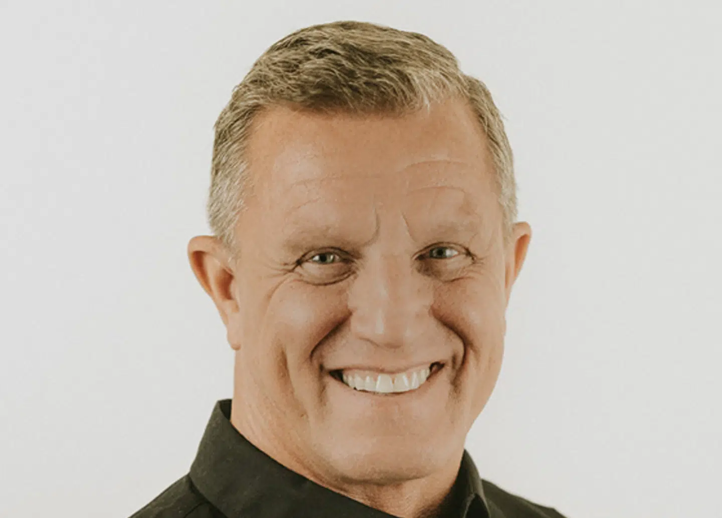 Præsten John Lowe havde en affære med en lokal kvinde i ni år. Affæren begyndte, da han tog hendes mødom på gulvet i sit kontor, da hun var bare 16 år.