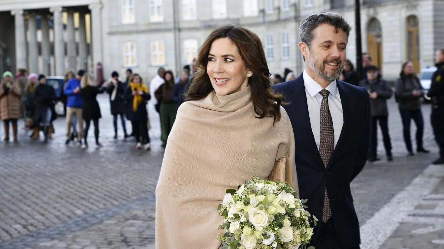 Kronprinsparret, kronprins Frederik og kronprinsesse Mary, ankommer til åbningen af 'En dronnings smykkeskrin' på Amalienborgmuseet i Christian VIIIs Palæ på Amalienborg.