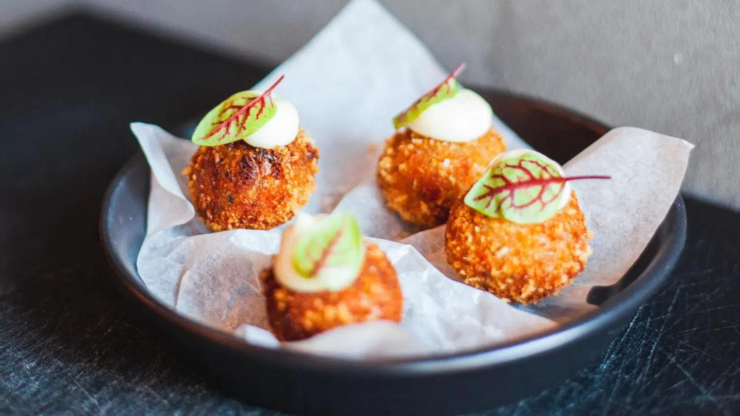 Overskudsvarer bliver forvandlet til lækre småretter til restaurantens social dining-koncept.