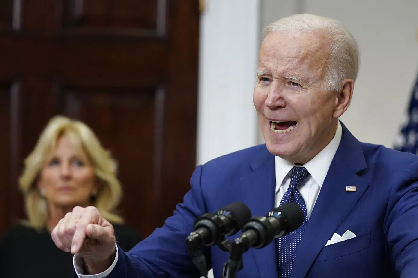 »Der er forældre, som aldrig kommer til at se deres børn igen. Forældre, som aldrig nogensinde igen kommer til at opleve deres børn kravle op i sengen og putte med dem,« siger Joe Biden på et pressemøde tirsdag efter et skoleskyderi i Texas.