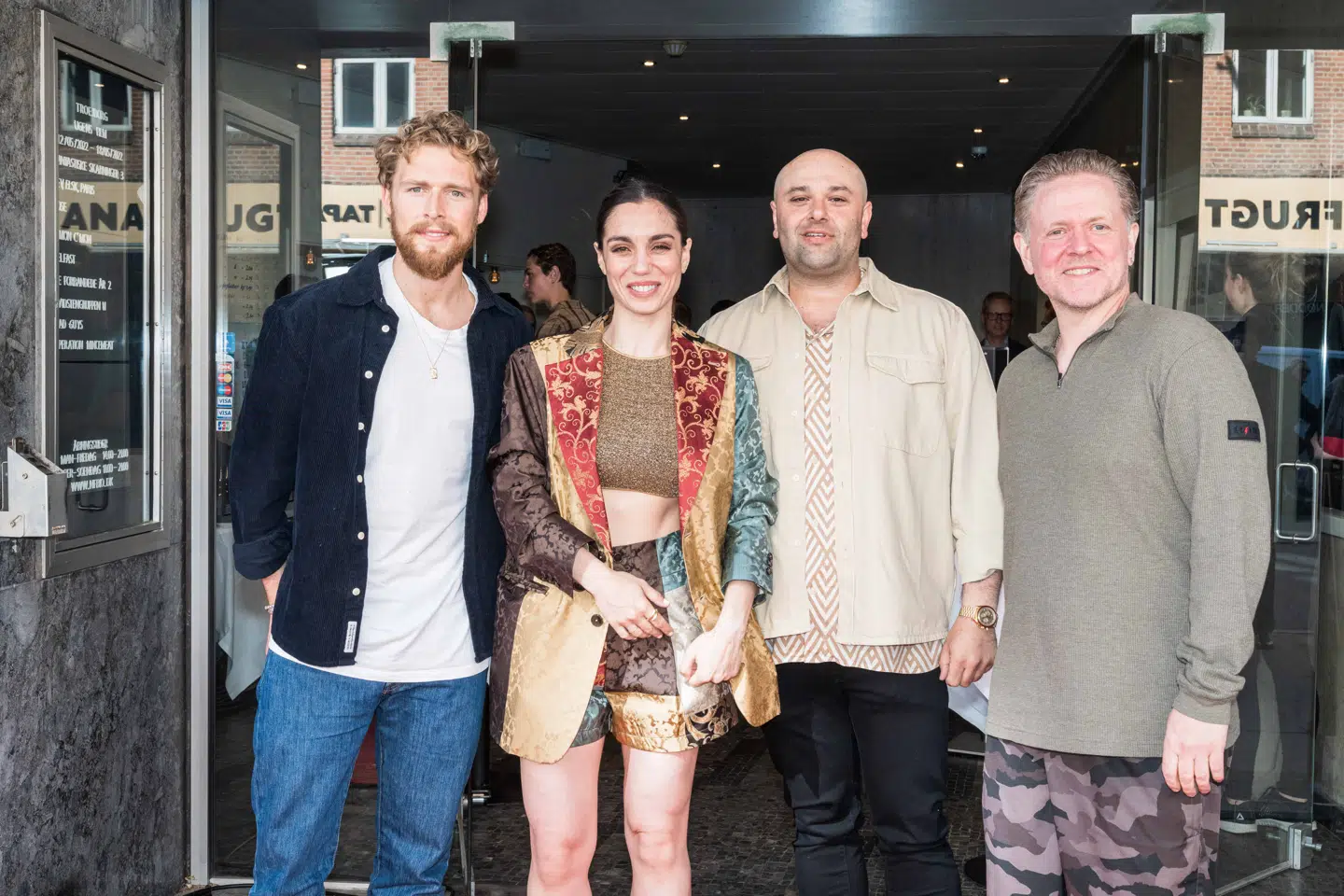 I filmen 'Toscana' får popsangeren Christopher også sin debut som skuespiller. Her ses flere af skuespillerne til gallapremieren sammen med instruktøren Mehdi Avaz. Foto: Byrd / Rasmus Laurvig