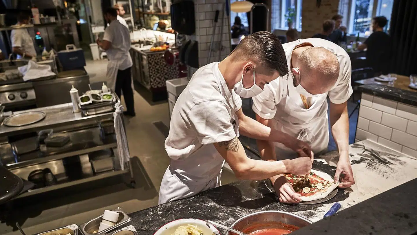Køkkenpersonalet har travlt på Bæst, der netop har fået en flot placering på listen over Europas bedste pizzeriaer.