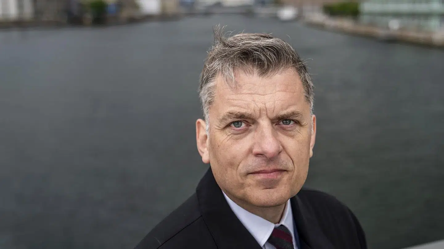 Jan E. Jørgensen har fået afvist sin bus-kampagne af Movia. Movia mener, at reklamen giver »uheldige associationer«.