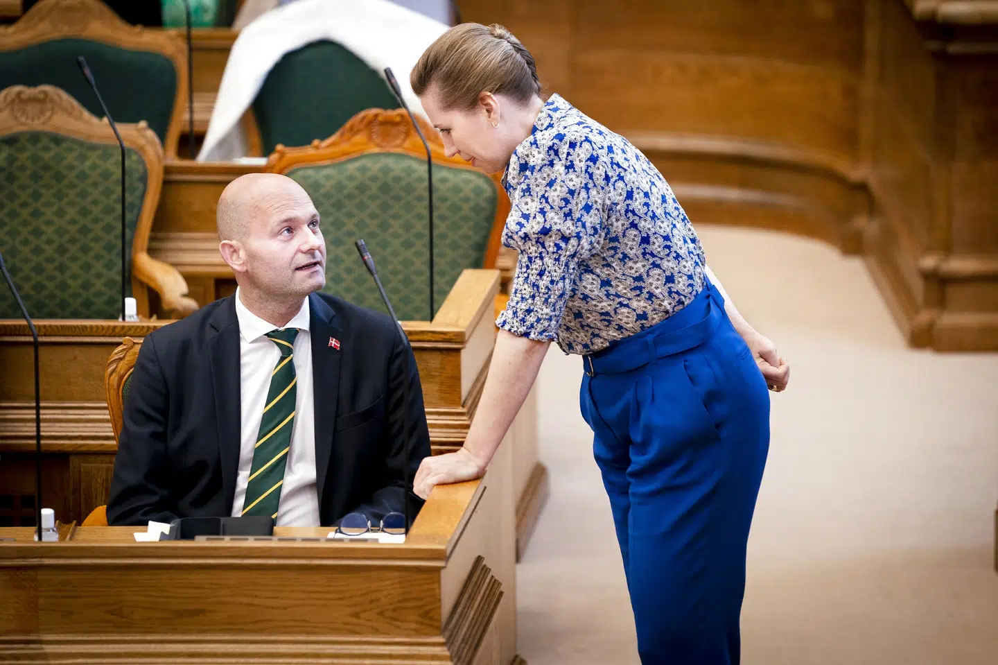 De Konservatives formand, Søren Pape Poulsen, får sig en snak med statsminister Mette Frederiksen (S) under afslutningsdebatten. Liselotte Sabroe/Ritzau Scanpix