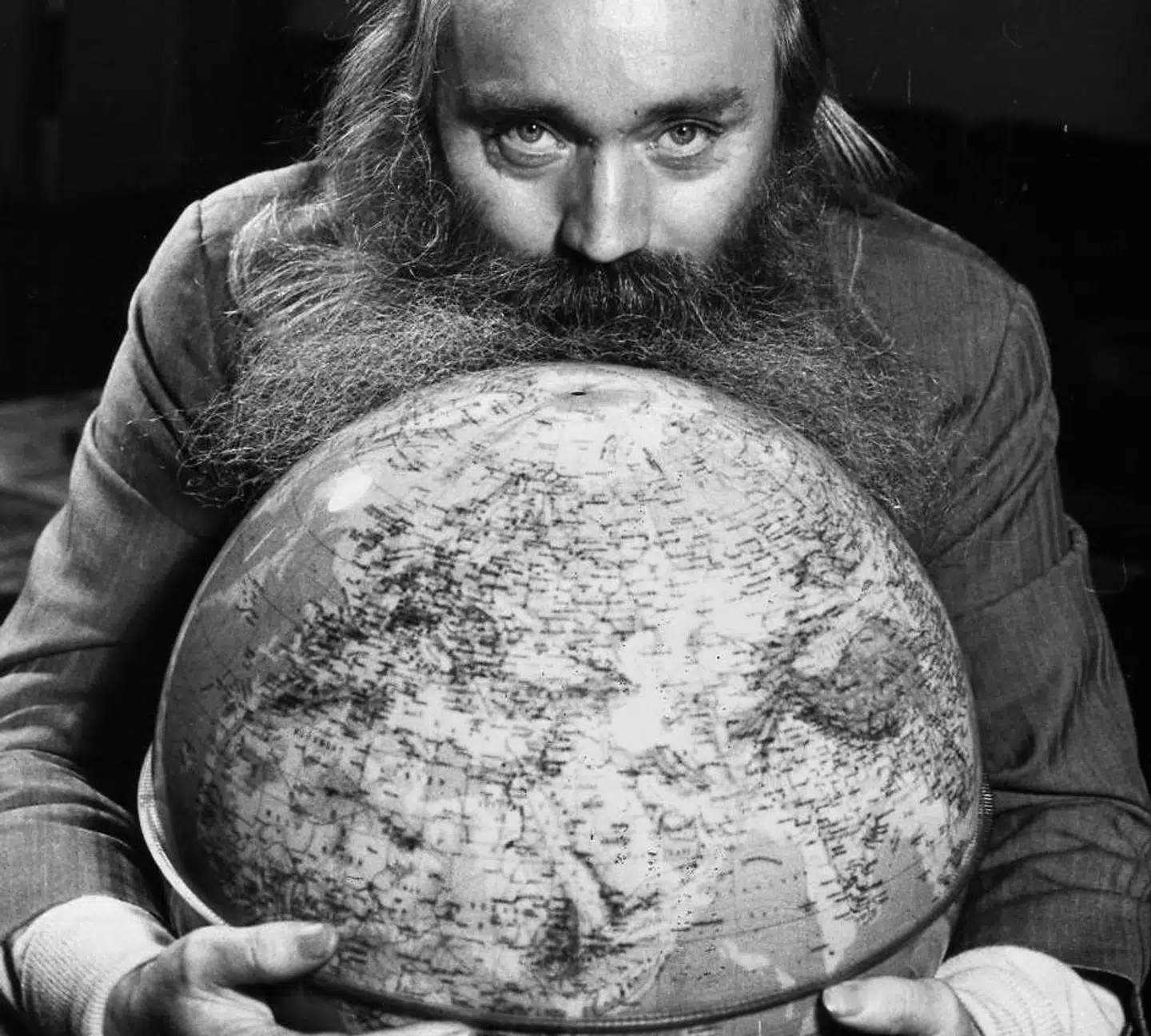 Simon Spies havde verden for sine fødder og blev i den grad opfattet som en folkets mand, hvis udskejelser bare var en del af pakken.