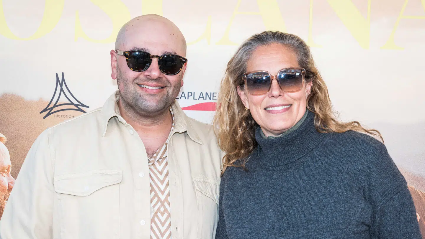 Den iranskfødte filminstruktør Mehdi Avaz er sammen med Renée Toft Simonsen lige nu i fuld gang med at skrive manuskript til hendes børnebøger 'Børnene fra Sølvgade'. Det fortæller de, da B.T. møder dem på den røde løber til premieren på Mehdi Avazs nyeste film. Foto: Byrd / Rasmus Laurvig