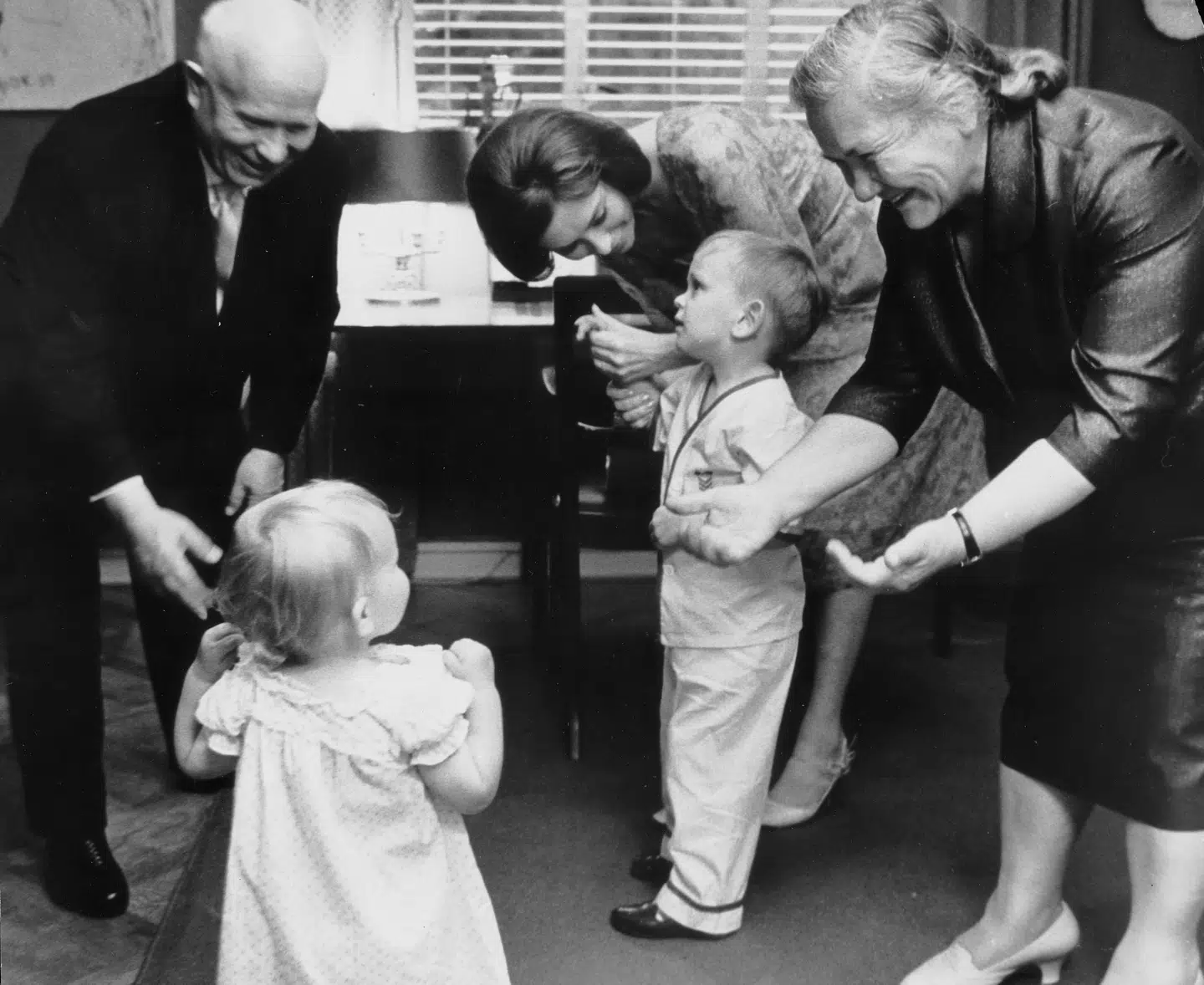 Helle Virkner og Jens Otto Krag dyrkede bevidst, at de var en helt almindelig familie. Det gjaldt også, når der var fint besøg fra udlandet, som her den sovjetiske præsident Khrusjtjov og hans hustru.