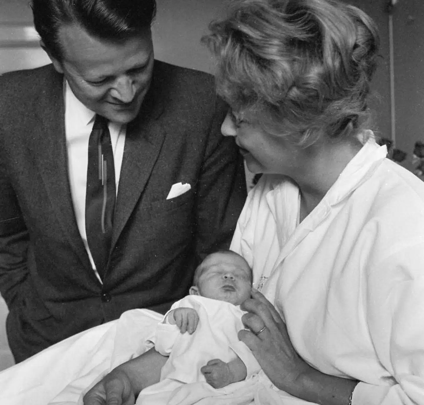 De stolte forældre viser deres førstefødte, Jens Christian, frem.