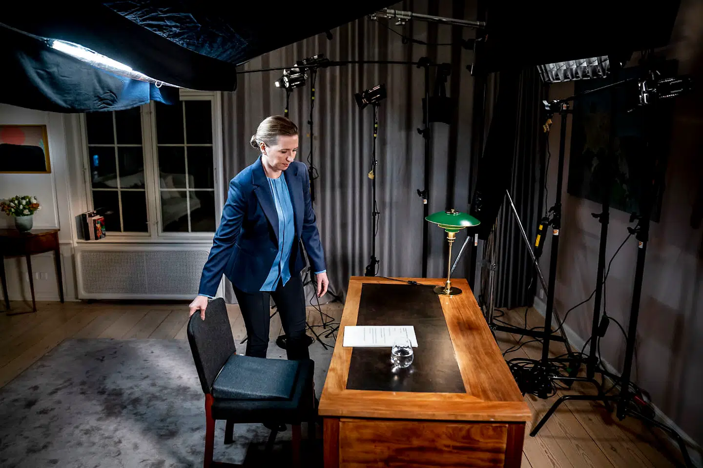 Statsminister Mette Frederiksen (S) umiddelbart før, at hun holder sin nytårstale på Marienborg i Kongens Lyngby. Nytårstalen er optaget torsdag den 30. december 2021 og sendes på tv lørdag den 1. januar 2022.. (Foto: Mads Claus Rasmussen/Ritzau Scanpix)