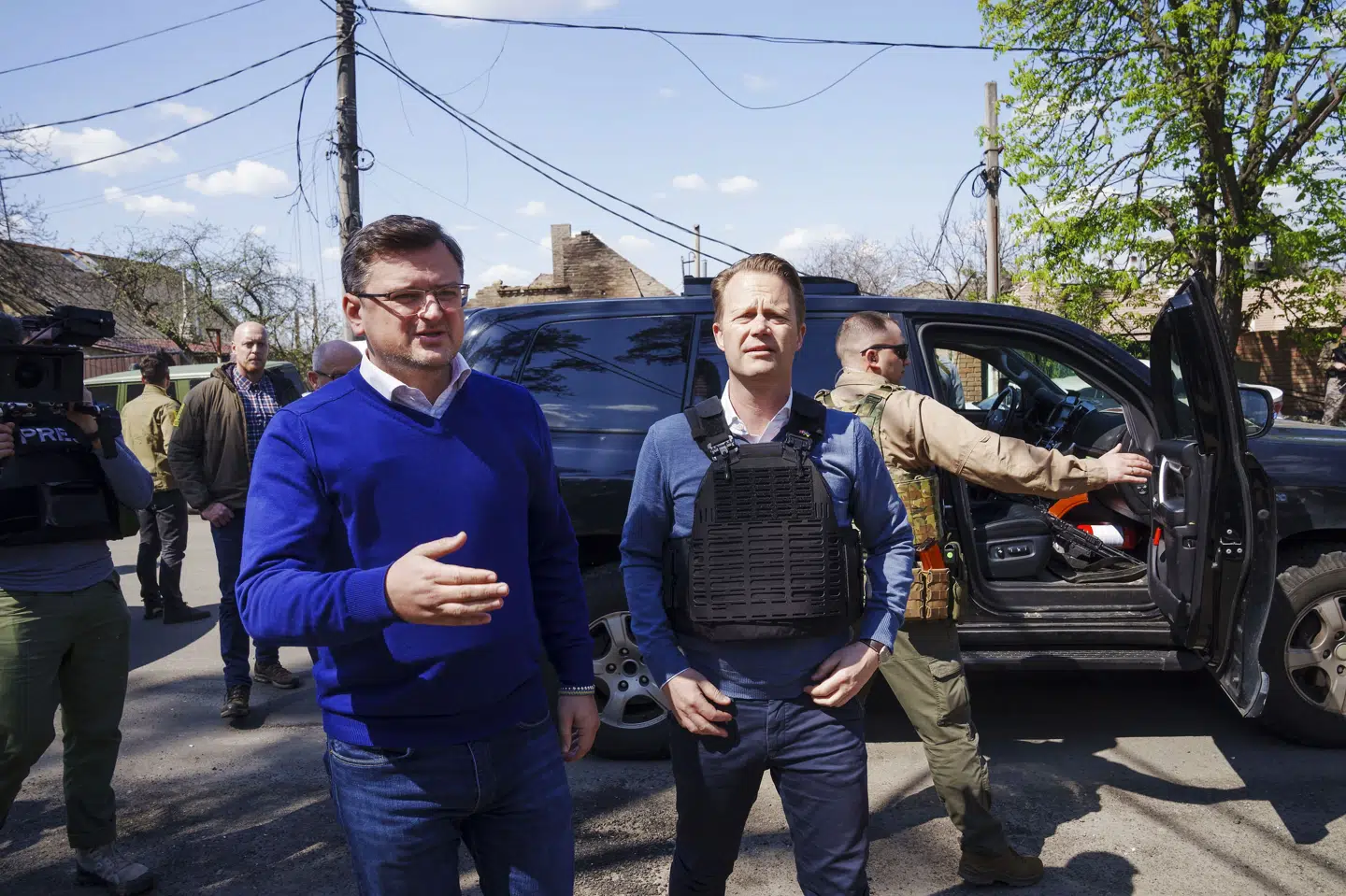 Udenrigsministeriet og udenrigsminister Jeppe Kofod (S), der her ses under et besøg i Kyiv-forstaden Irpin i maj sammen med Ukraines udenrigsminister, Dmytro Kuleba, får flere diplomatiske muskler i Østeuropa og på de store internationale scener såsom EU og Nato. Bo Amstrup / Ritzau Scanpix/Ritzau Scanpix