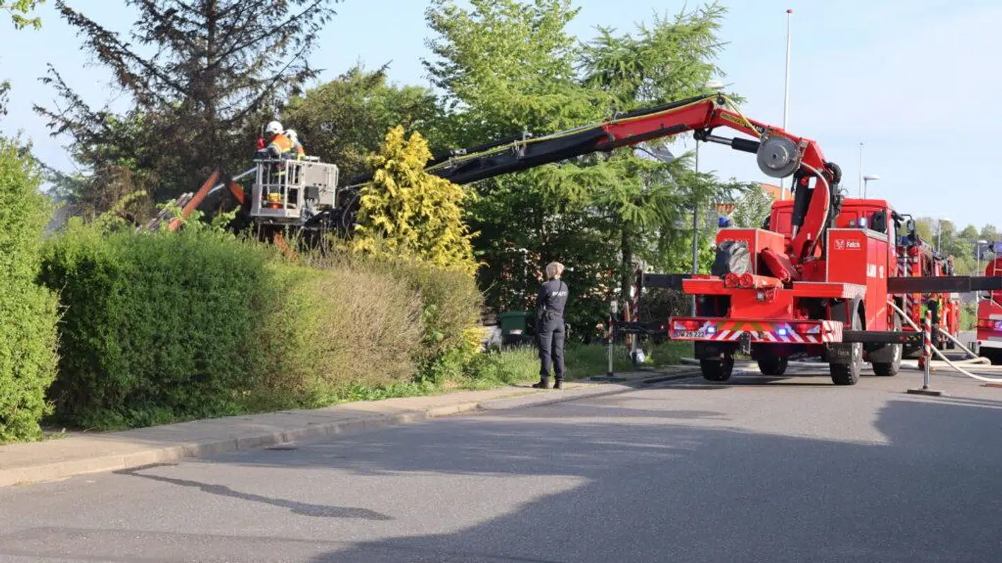 Branden var så omfattende, at beredskabet valgte at lave en kontrolleret nedbrænding. Foto: Presse-fotos.dk
