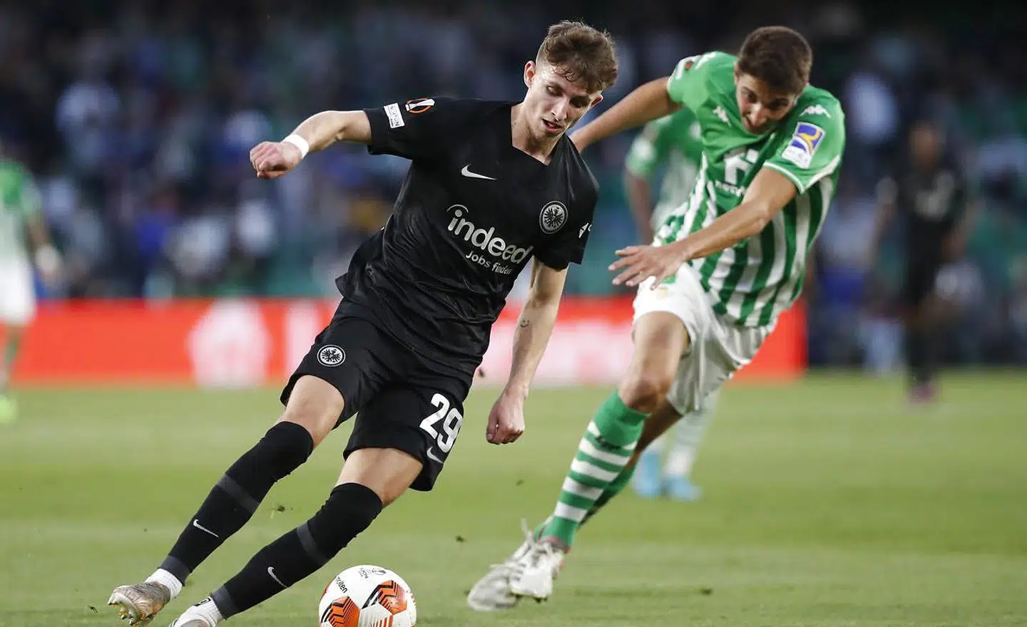 Jesper Lindstrøm i kamp mod Real Betis.