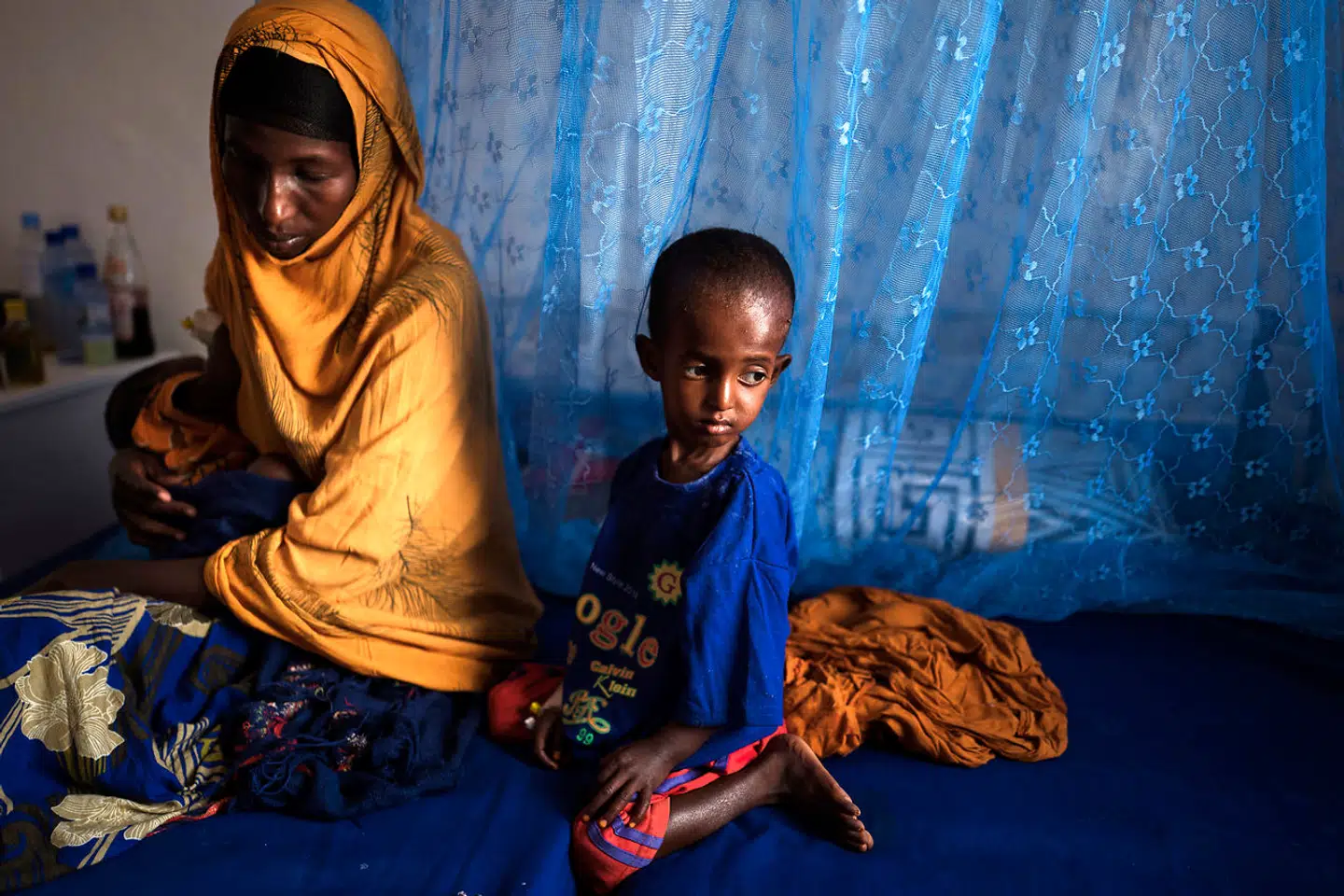 Mor og datter i det nordøstlige Somalia. Datteren er svært underernæret. Verden mangler fødevarer, og konsekvenserne for verdens fattigste kan blive katastrofale.