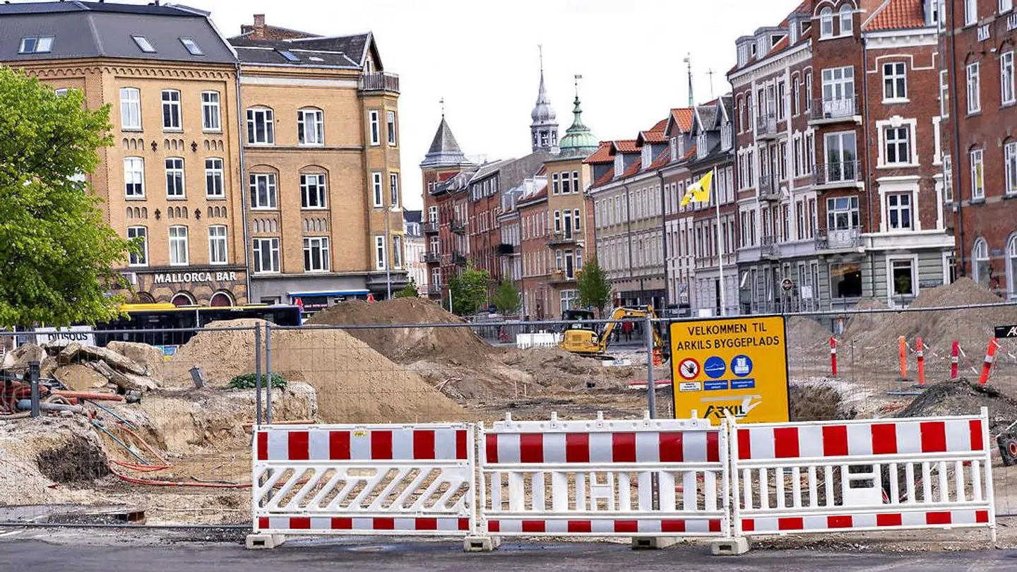 Plusbus-projektet har været gennem flere fordyrende forsinkelser – nu viser det sig, at operatøren har indkøbt for tunge busser.